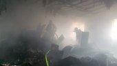 VELIKI POŽAR U ZEMUNU: Gori magacin od 500 kvadrata, gust dim izlazi kroz krov (FOTO)