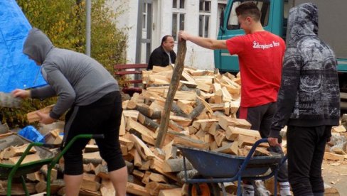 ZA 1.000 NAJSIROMAŠNIJIH PORODICA BESPLATNI KUBICI: JP „Srbijašume“ objavilo novi cenovnik ogrevnog drveta ZA 1.000 NAJSIROMAŠNIJIH PORODICA BESPLATNI KUBICI: JP „Srbijašume“ objavilo novi cenovnik ogrevnog drveta