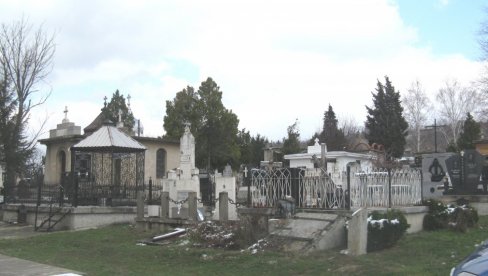 ЗА ПРЕДСТОЈЕЋЕ ЗАДУШНИЦЕ У ПАРАЋИНУ: Забрањен улаз моторним возилима на гробље