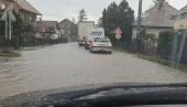 ЛОЗНИЦА ПОД ВОДОМ: Саобраћај у колапсу због провале облака