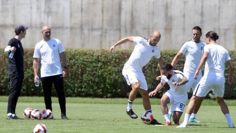 PARNI VALJAK UPALIO MOTORE: Partizan odradio prvi trening pod vođstvom Ilije Stolice (FOTO) PARNI VALJAK UPALIO MOTORE: Partizan odradio prvi trening pod vođstvom Ilije Stolice (FOTO)