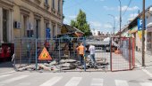 HAVARIJA ZATVORILA ULICU U CENTRU: Radovi na kanalizacionoj mreži u Zrenjaninu (FOTO)