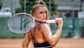 ТЕНИСКИ СВЕТ НА НОГАМА: Румунска тенисерка поделила фотографију мале Данке