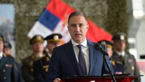 VOJSKA SRBIJE SVE JAČA: Stefanović - Građani da budu spokojni, Vučić je značajno povećao plate vojnicima VOJSKA SRBIJE SVE JAČA: Stefanović - Građani da budu spokojni, Vučić je značajno povećao plate vojnicima