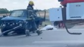 (UZNEMIRUJUĆI VIDEO) POJAVIO SE SNIMAK NESREĆE KOD DOBANOVACA: Automobil zgužvan, nepomično telo leži na putu