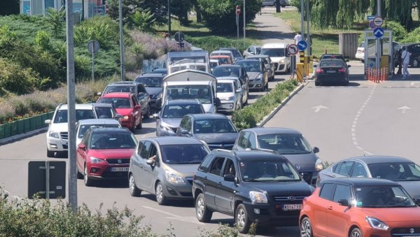 ОГРОМНЕ ГУЖВЕ НА АДИ ЦИГАНЛИЈИ: Од раног јутра колоне аутомобила хрле ка београдском мору  (ФОТО)