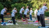 ZRENJANINCI VEŽBALI JOGU: Vežbe u prelepom ambijentu bašte Gradske kuće (FOTO)