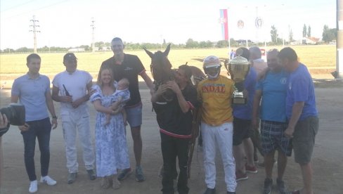 SRPSKI AS POMNO PRATIO SVOJE LJUBIMCE: Nikola Jokić sa porodicom na gradskom hipodromu u Somboru (FOTO)