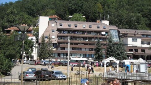 DIREKTOR LEČILIŠTA PODNEO OSTAVKU: Meštani, gosti i zaposleni blokadom čuvali hotel u Sijarinskoj Banji DIREKTOR LEČILIŠTA PODNEO OSTAVKU: Meštani, gosti i zaposleni blokadom čuvali hotel u Sijarinskoj Banji