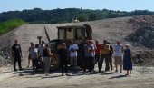 БЛОКАДА ЗБОГ ОДУЗЕТЕ ЗЕМЉЕ: Породица Милинковић тражи новац за парцелу БЛОКАДА ЗБОГ ОДУЗЕТЕ ЗЕМЉЕ: Породица Милинковић тражи новац за парцелу