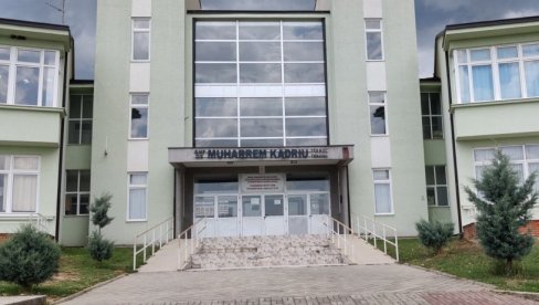 ODLOŽENI IZBORI U VELIKOM TRNOVCU: Prvo svađa, pa onda dojava o bombi ODLOŽENI IZBORI U VELIKOM TRNOVCU: Prvo svađa, pa onda dojava o bombi