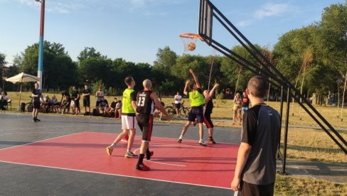 BASKETAŠI OKUPIRALI ZELENO POLJE: Košarkaški teren u srcu zrenjaninskog naselja poprište ljutih basketaških obračuna (FOTO)