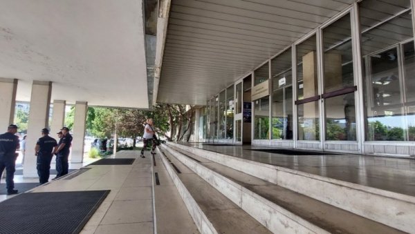 АКЦИЈА СУК У СРЕМСКОЈ МИТРОВИЦИ: Лисице једном активном и двојици пензионисаних полицајаца