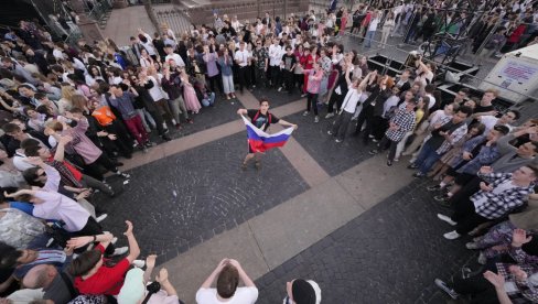 VELIČANSTVENO U SANKT PETERBURGU Praznik maturanata „Skarletna jedra“ (FOTO)