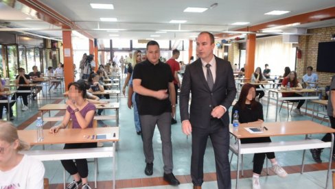 NIJE BILO DOJAVE O BOMBAMA: Ministar Ružić o polaganju male mature NIJE BILO DOJAVE O BOMBAMA: Ministar Ružić o polaganju male mature