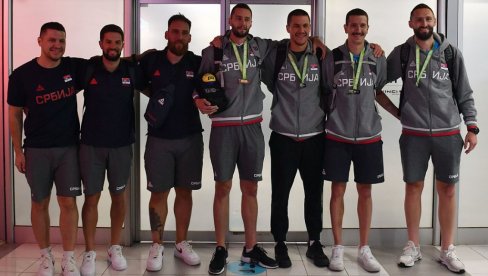 SJAJAN DOČEK ZA ŠAMPIONE SVETA: Basketaši sa zlatom stigli u Beograd (FOTO) SJAJAN DOČEK ZA ŠAMPIONE SVETA: Basketaši sa zlatom stigli u Beograd (FOTO)