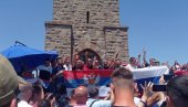 ODJEKUJE SA GAZIMESTANA: Posle pomena kosovskim junacima koji je služio patrijarh Porfirije, ori se srpska pesma i vijore zastave (FOTO)