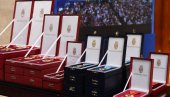 SVE SPREMNO ZA CEREMONIJU: Predsednik Vučić uručuje danas vidovdanska odlikovanja (FOTO) SVE SPREMNO ZA CEREMONIJU: Predsednik Vučić uručuje danas vidovdanska odlikovanja (FOTO)