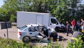 UDES U NIŠU: U sudaru automobila i kamiona povređene tri osobe (FOTO) UDES U NIŠU: U sudaru automobila i kamiona povređene tri osobe (FOTO)