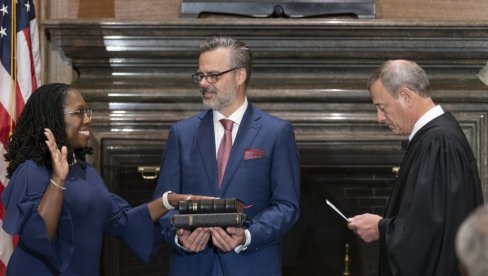 PRVA AFROAMERIKANKA U VRHOVNOM SUDU SAD: Ketandži Braun DŽekson položila zakletvu PRVA AFROAMERIKANKA U VRHOVNOM SUDU SAD: Ketandži Braun DŽekson položila zakletvu