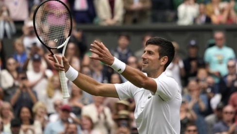 NOVAKOMANIJA TRESE ENGLESKU: Novak Đoković je heroj dece na Vimbldonu, još jedan prelep gest kojim je oduševio svet (VIDEO) NOVAKOMANIJA TRESE ENGLESKU: Novak Đoković je heroj dece na Vimbldonu, još jedan prelep gest kojim je oduševio svet (VIDEO)