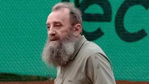 REKET I ŠLJAKA: Veliki Novakov navijač, Predrag Marković, odlučio da se isproba na terenu (FOTO) REKET I ŠLJAKA: Veliki Novakov navijač, Predrag Marković, odlučio da se isproba na terenu (FOTO)
