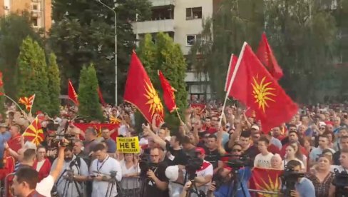 PONOVO PROTESTI U SEVERNOJ MAKEDONIJI: Došlo do sukoba sa policijom, demonstranti probili zaštitnu ogradu (VIDEO) PONOVO PROTESTI U SEVERNOJ MAKEDONIJI: Došlo do sukoba sa policijom, demonstranti probili zaštitnu ogradu (VIDEO)