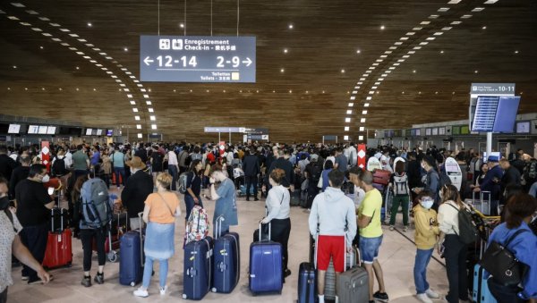 АЕРОДРОМИ ЗАТВОРЕНИ, ПАДАО ГРАД ВЕЛИЧИНЕ ЛОПТИЦА ЗА ГОЛФ: Јако невреме захватило Француску