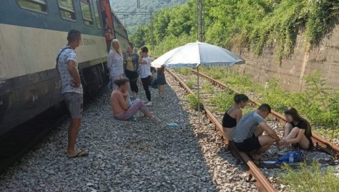 ZAUSTAVIĆEMO NEMAR U ŽELEZNICAMA Momirović najavio oštre sankcije protiv odgovornih za kvar voza na liniji Beograd—Bar ZAUSTAVIĆEMO NEMAR U ŽELEZNICAMA Momirović najavio oštre sankcije protiv odgovornih za kvar voza na liniji Beograd—Bar