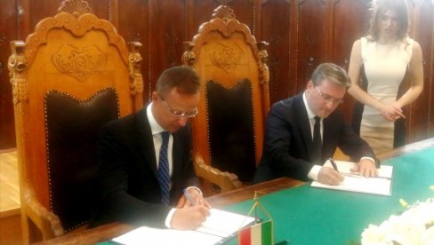 SELAKOVIĆ I SIJARTO U SUBOTICI: Srbija i Mađarska potpisale sporazum o graničnoj kontroli (VIDEO) SELAKOVIĆ I SIJARTO U SUBOTICI: Srbija i Mađarska potpisale sporazum o graničnoj kontroli (VIDEO)