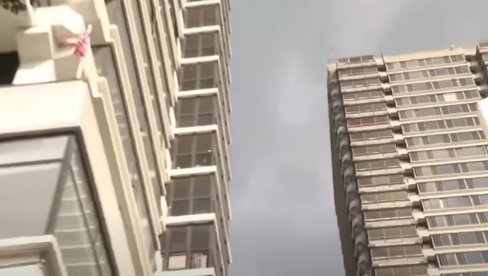 TRAGEDIJA: Dečak (3) pao sa višespratnice - lekari mogli samo da konstatuju smrt TRAGEDIJA: Dečak (3) pao sa višespratnice - lekari mogli samo da konstatuju smrt