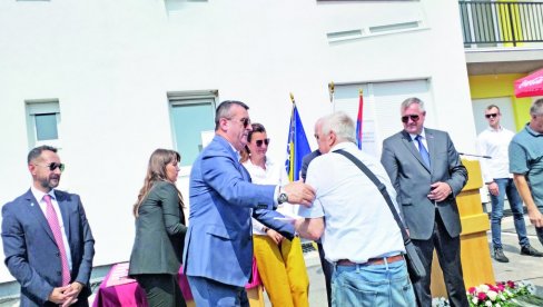 KLJUČEVI ZA 20 PORODICA: U Vlasenici stambeno zbrinjavanje izbeglih i raseljenih KLJUČEVI ZA 20 PORODICA: U Vlasenici stambeno zbrinjavanje izbeglih i raseljenih