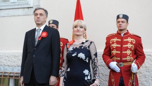 I SVETLANA FILIPOVA U KOLU KOMITA: Peticiju protiv potpisivanja Temeljnog ugovora sa SPC potpisalo 3.000 građana I SVETLANA FILIPOVA U KOLU KOMITA: Peticiju protiv potpisivanja Temeljnog ugovora sa SPC potpisalo 3.000 građana