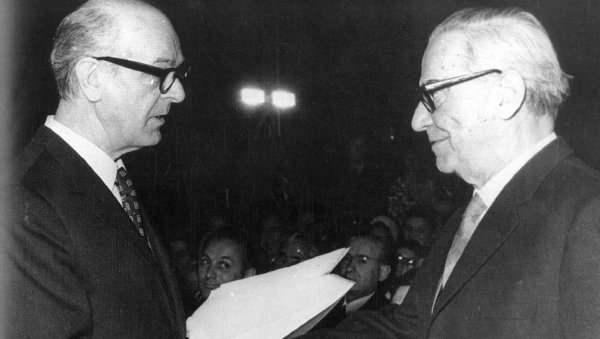 ЗЛАТНА ДЕЦЕНИЈА СА ЧЕТИРИ ЗЛАТНЕ ПТИЦЕ: Поводом четрдесет година од смрти једног од највећих писаца Меше Селимовића