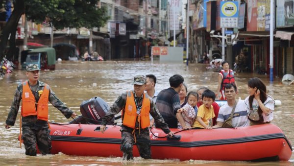 ЈАКО НЕВРЕМЕ У КИНИ: Најмање девет особа погинуло у поплавама, шесторо нестало