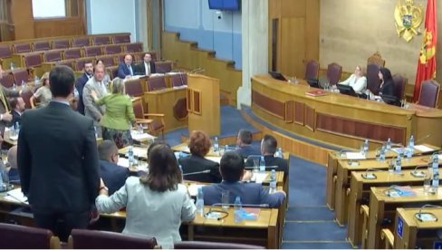 HAOS U SKUPŠTINI CRNE GORE: „Nemoj da se dignem nos da ti slomim“ (VIDEO) HAOS U SKUPŠTINI CRNE GORE: „Nemoj da se dignem nos da ti slomim“ (VIDEO)