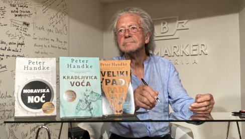 NOBELOVAC PONOVO U SRBIJI: Handke u Beogradu potpisuje knjige - čitaoci u redovima čekaju na druženje sa velikim piscem (FOTO/VIDEO) NOBELOVAC PONOVO U SRBIJI: Handke u Beogradu potpisuje knjige - čitaoci u redovima čekaju na druženje sa velikim piscem (FOTO/VIDEO)