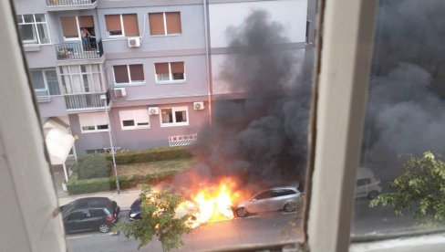VATRENA STIHIJA NA VRAČARU: Zapalio se auto u Krunskoj ulici, plamen zahvatio još jedan automobil! (FOTO/VIDEO)