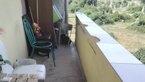 USMRTIO KOMŠIJU ZBOG ZAKLJUČANOG KUPATILA? Novosađanin uhapšen zbog sumnje da je na zajedničkoj terasi nožem ubio Jovu (75) USMRTIO KOMŠIJU ZBOG ZAKLJUČANOG KUPATILA? Novosađanin uhapšen zbog sumnje da je na zajedničkoj terasi nožem ubio Jovu (75)