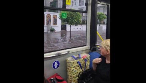 OTVORILO SE NEBO: U Beogradu lije kao iz kabla, ulice pod vodom, na Novom Beogradu autobusi mile, potop u Tošinom bunaru (VIDEO) OTVORILO SE NEBO: U Beogradu lije kao iz kabla, ulice pod vodom, na Novom Beogradu autobusi mile, potop u Tošinom bunaru (VIDEO)