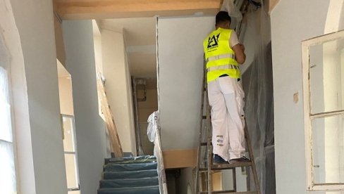 DOTERUJU ULAZE I MENJAJU SANDUČIĆE: Počeli radovi na popravci dotrajalih delova zgrada koje većinski finansira opština Savski venac DOTERUJU ULAZE I MENJAJU SANDUČIĆE: Počeli radovi na popravci dotrajalih delova zgrada koje većinski finansira opština Savski venac
