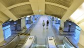 МАЈКА ВРИШТИ, ДЕТЕ СТОЈИ БЕЗ РУКЕ- Ужас у тржном центру у Русији, дечаку покретне степенице откинуле руку