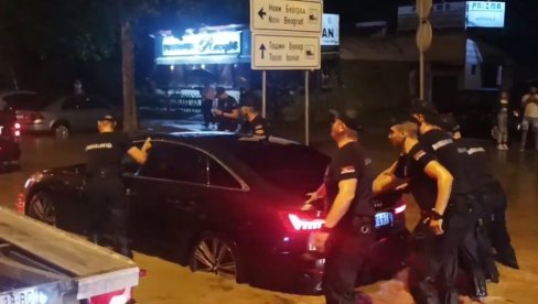 HAOS NA NOVOM BEOGRADU I NOVOM NOVOSADSKOM PUTU: Automobili plivaju, policija intervenisala, spasavali ljude (VIDEO) HAOS NA NOVOM BEOGRADU I NOVOM NOVOSADSKOM PUTU: Automobili plivaju, policija intervenisala, spasavali ljude (VIDEO)