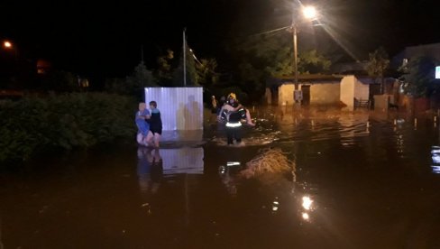 POPLAVLJEN ZEMUN, EVAKUISANI GRAĐANI: Zbog nevremena intervenisali vatrogasci, nosili ljude na rukama (VIDEO) POPLAVLJEN ZEMUN, EVAKUISANI GRAĐANI: Zbog nevremena intervenisali vatrogasci, nosili ljude na rukama (VIDEO)