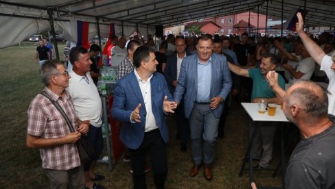 „USTAJ MALA, ZORA JE“ Dodik zapevao na „Večeri krajiške muzike“ u Banjaluci (VIDEO) „USTAJ MALA, ZORA JE“ Dodik zapevao na „Večeri krajiške muzike“ u Banjaluci (VIDEO)