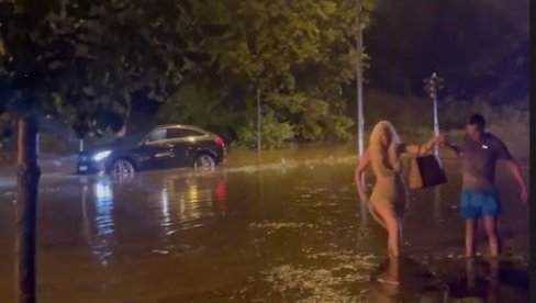 OSTALA SAM ZAGLAVLJENA U VODI: Karleuša se oglasila i opisala dramu zbog poplave - ćerku, tetku i mene su spasavali OSTALA SAM ZAGLAVLJENA U VODI: Karleuša se oglasila i opisala dramu zbog poplave - ćerku, tetku i mene su spasavali