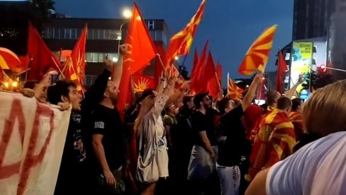 HAOS U SKOPLJU: Na protestima povređeno 47 policajaca, dva teško HAOS U SKOPLJU: Na protestima povređeno 47 policajaca, dva teško