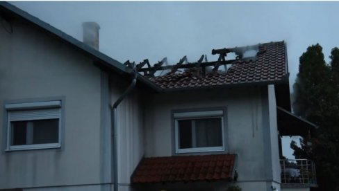 KROV POTPUNO IZGOREO: Snimak požara na kući u Mladenovcu posle udara groma (VIDEO)