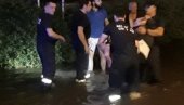 МУП О НЕВРЕМЕНУ У СРБИЈИ: Полицијски службеници помагали суграђанима у борби са воденом бујицом (ФОТО)