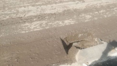 POSLE NEVREMENA U BEOGRADU SE OTVARAJU RUPE PO ULICAMA: Oluja nosila sve pred sobom, poplava odnela šahtove (FOTO) POSLE NEVREMENA U BEOGRADU SE OTVARAJU RUPE PO ULICAMA: Oluja nosila sve pred sobom, poplava odnela šahtove (FOTO)